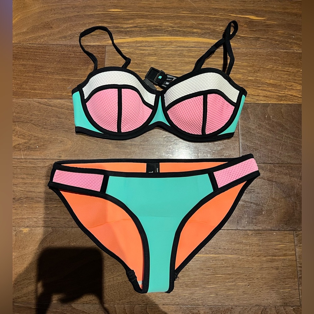 Triangl Bikini Set. New without tags.